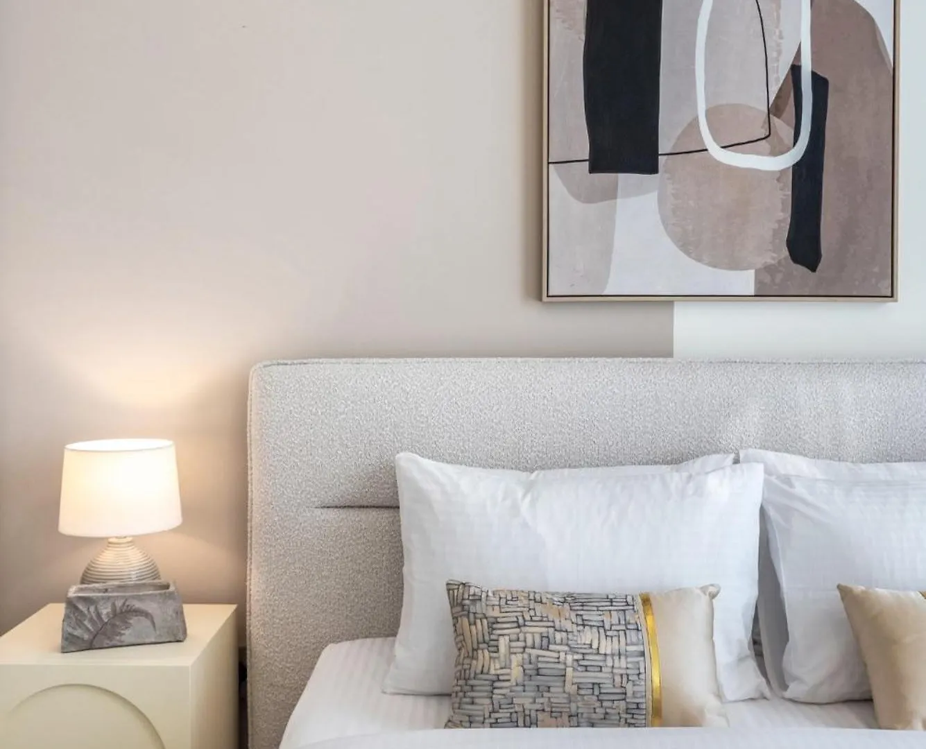 The Smart Concierge - Signature Grande Dubai Apartment